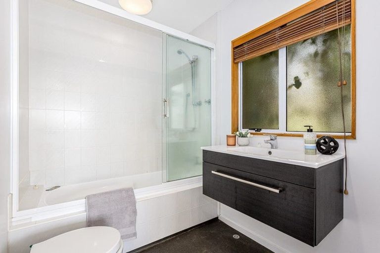 Photo of property in 37 Kahu Road, Paremata, Porirua, 5024