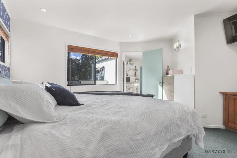 Photo of property in 25 Longfellow Parade, Glen Eden, Auckland, 0604