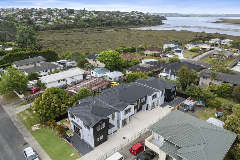 Photo of property in 21a Pipitea Place, Massey, Auckland, 0614