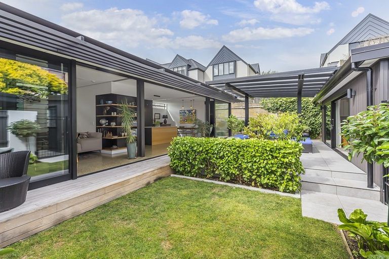 Photo of property in 4 Torless Terrace, Thorndon, Wellington, 6011