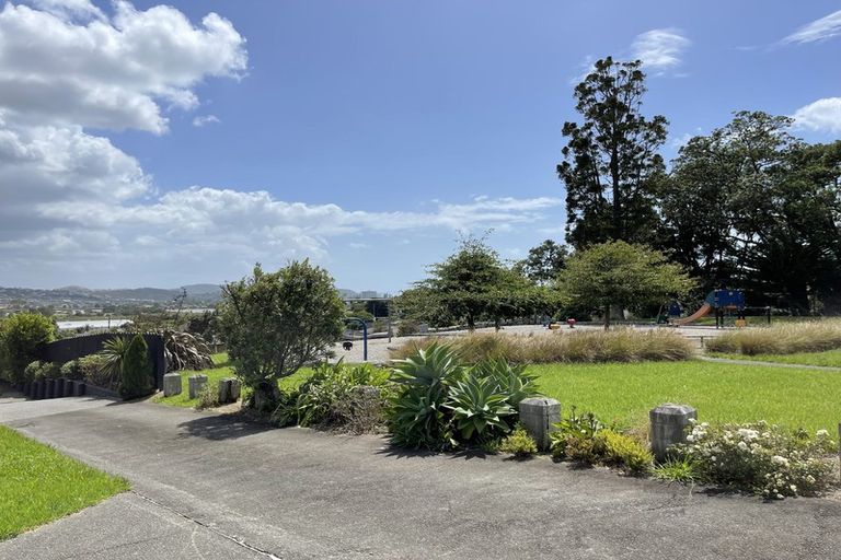 Photo of property in 14 Springtide Place, Red Beach, 0932