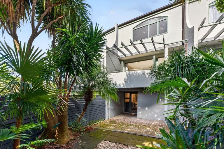 Photo of property in 5/1 Hillcrest Avenue, Hillcrest, Auckland, 0627