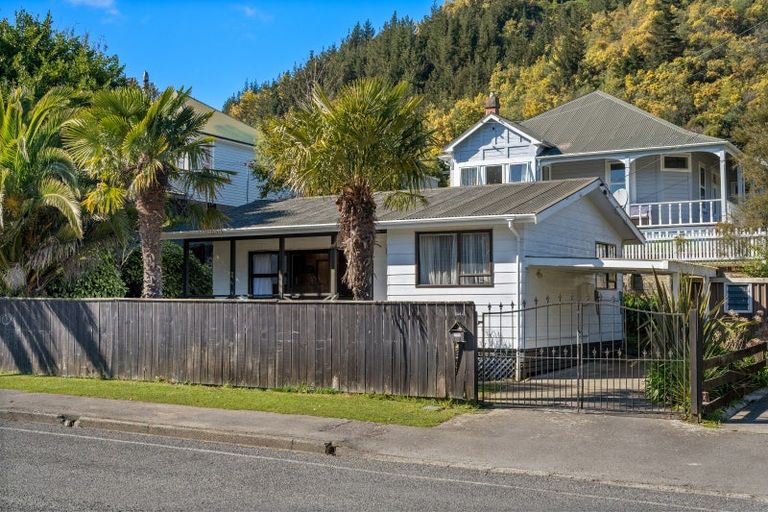 Photo of property in 144a Waikawa Road, Picton, 7220