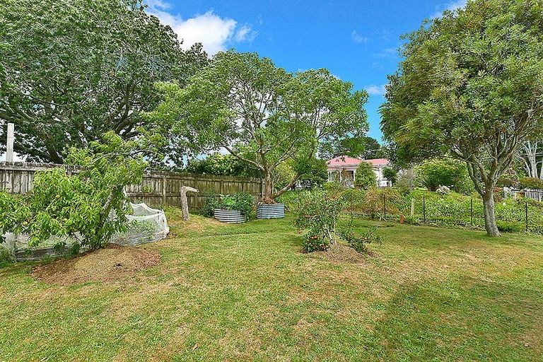 Photo of property in 14 Puriri Street, Helensville, 0800