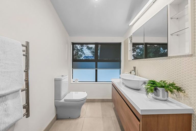 Photo of property in 2/47 Shakespeare Road, Milford, Auckland, 0620