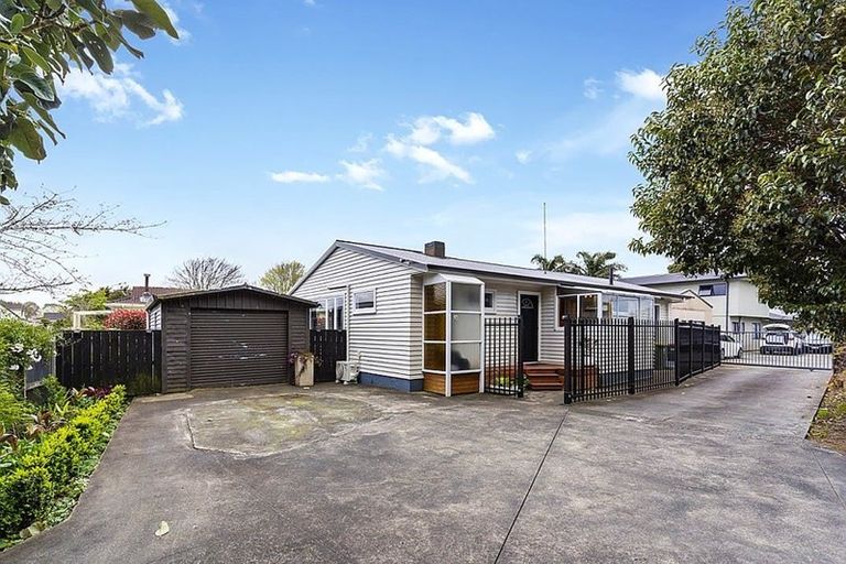 Photo of property in 24a Blanes Road, Weymouth, Auckland, 2103