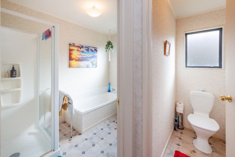 Photo of property in 6 Jordan Way, Kelvin Grove, Palmerston North, 4414