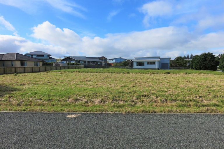 Photo of property in 2 Pipi Place, Baylys Beach, 0377