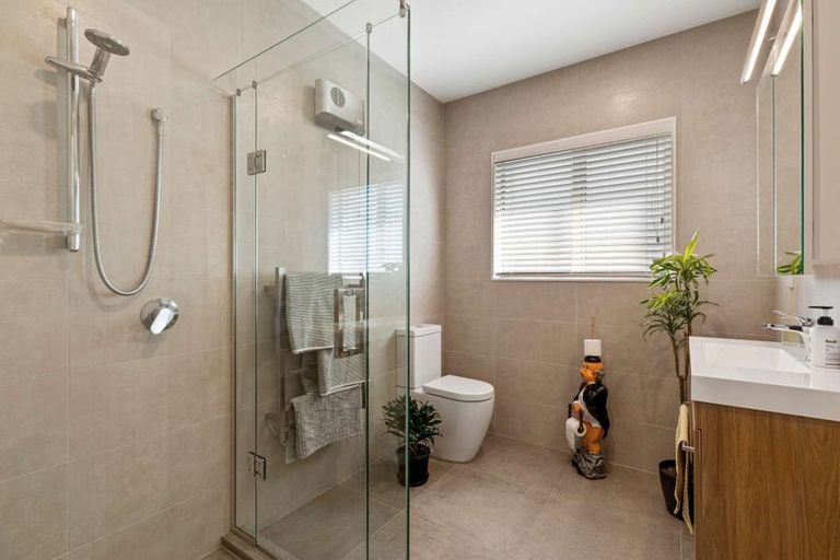 Photo of property in 9 River Road, Te Atatu Peninsula, Auckland, 0610