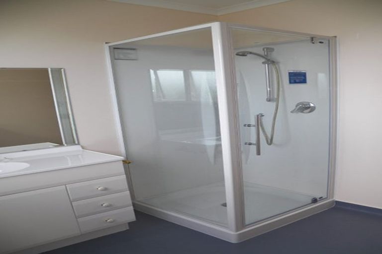 Photo of property in 33a Edgecombe Street, Newlands, Wellington, 6037