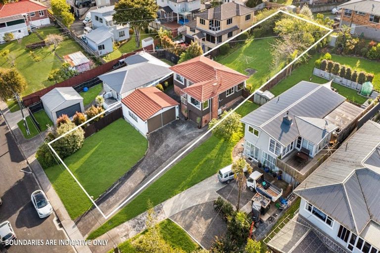 Photo of property in 4 Merville Avenue, Te Atatu South, Auckland, 0610