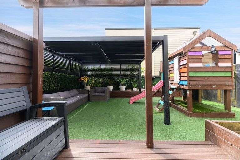 Photo of property in 1/15 Harbour View Road, Te Atatu Peninsula, Auckland, 0610