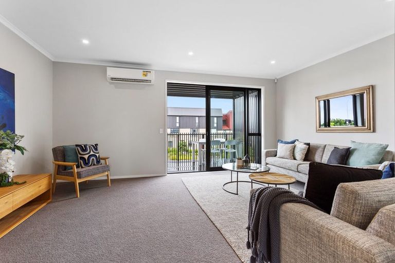 Photo of property in 2/1 Ko Roa Lane, Hobsonville, Auckland, 0616