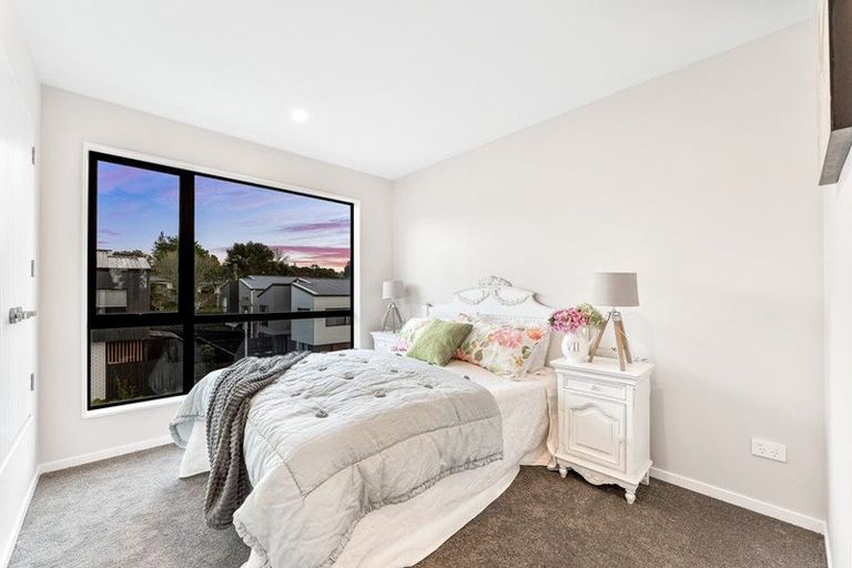 Photo of property in 17 Don Oliver Lane, Glen Eden, 0602