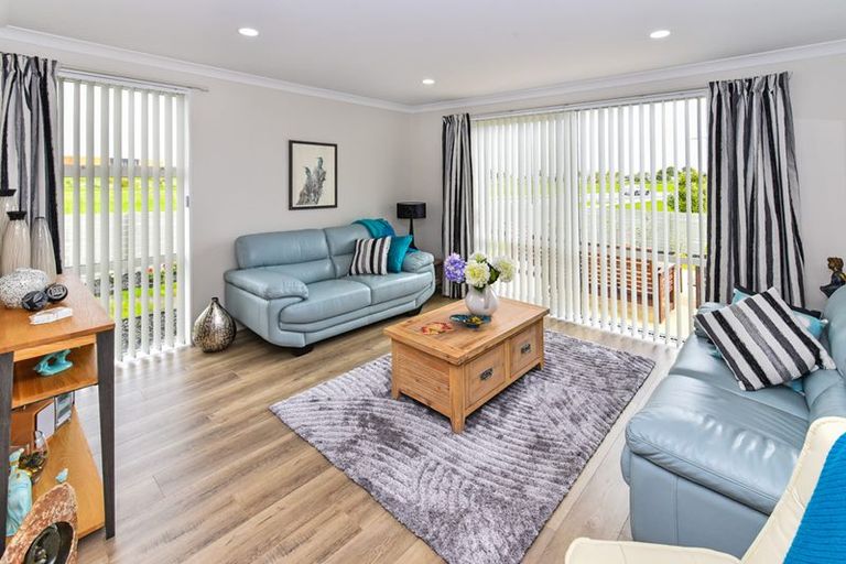 Photo of property in 16 Soaring Bird Drive, Takanini, 2112