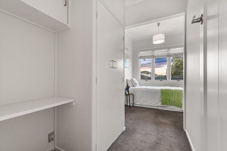 Photo of property in 21 Islington Avenue, New Lynn, Auckland, 0600