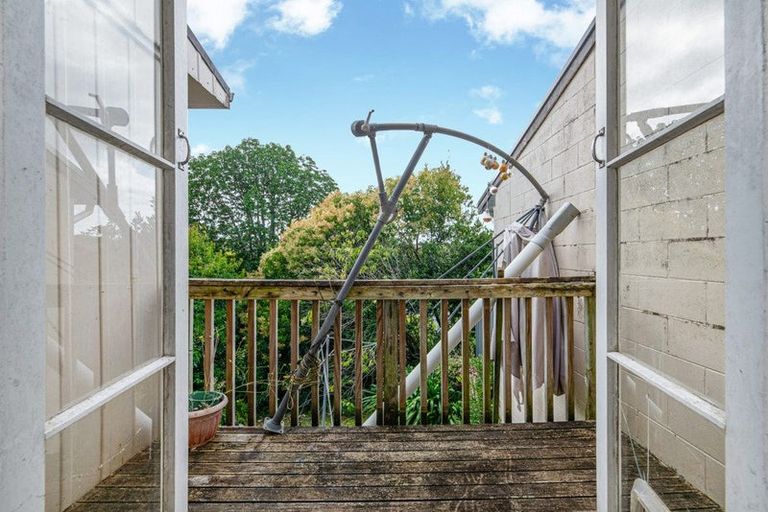 Photo of property in 1/2 Kashmir Road, Glen Eden, Auckland, 0602