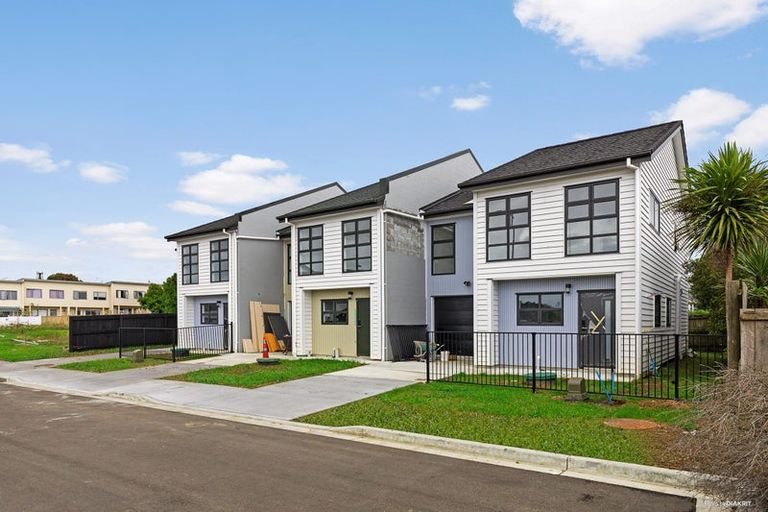 Photo of property in 11 Kaha Lane, Henderson, Auckland, 0612