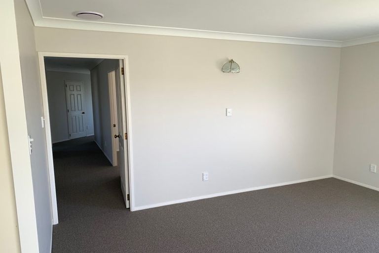 Photo of property in 162 Lakeside Drive, Orewa, 0931