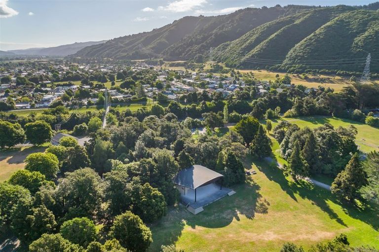 Photo of property in 21f1- Roband Crescent, Brown Owl, Upper Hutt, 5018