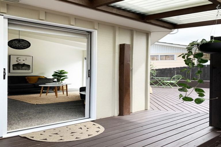 Photo of property in 2 Hanui Place, Massey, Auckland, 0614