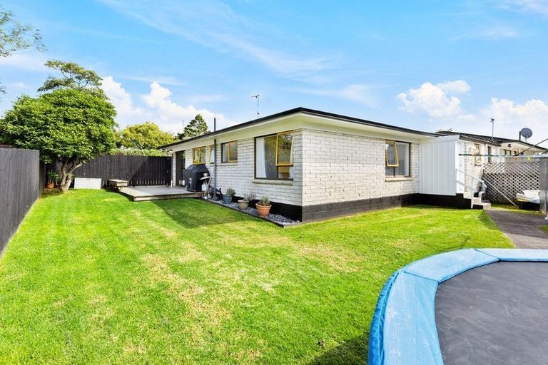 Photo of property in 2/53 Taioma Crescent, Te Atatu Peninsula, Auckland, 0610