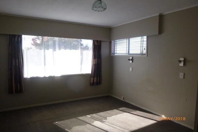 Photo of property in 1b/2 Divich Avenue, Te Atatu South, Auckland, 0610