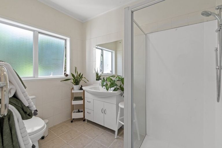 Photo of property in 17 Lyndhurst Road, Te Atatu South, Auckland, 0610
