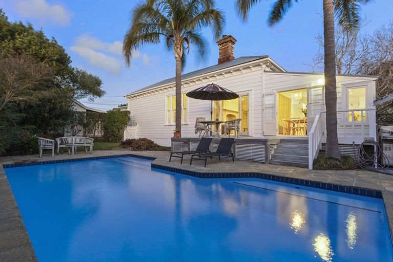 Photo of property in 143 Vauxhall Road, Narrow Neck, Auckland, 0624