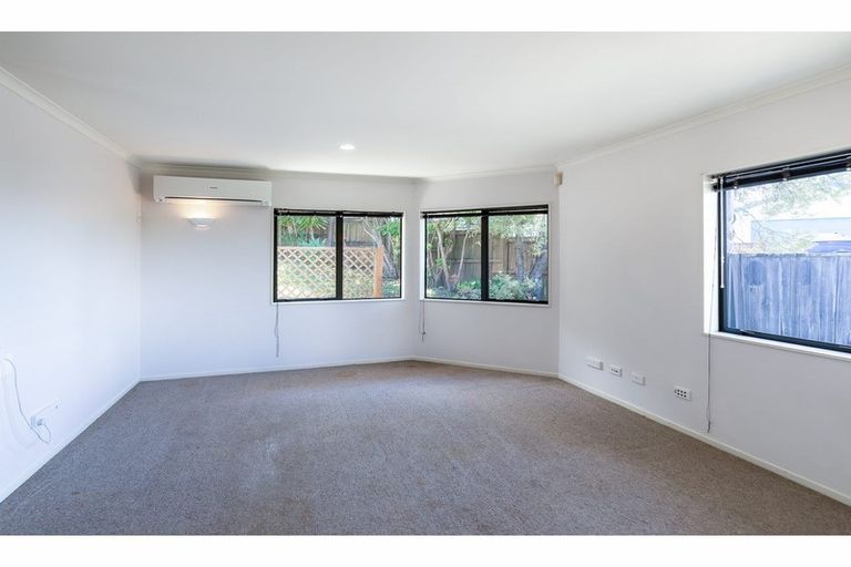 Photo of property in 4 Cloghan Close, Massey, Auckland, 0614