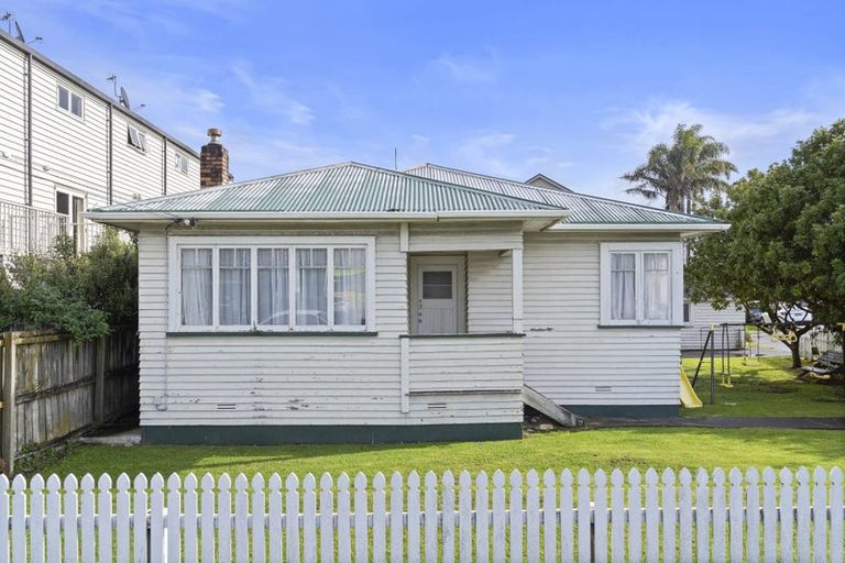 Photo of property in 2 Keeling Road, Henderson, Auckland, 0612