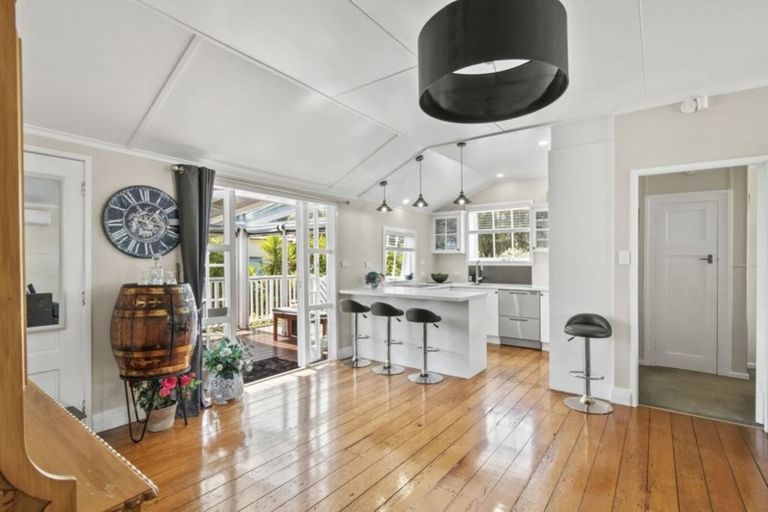 Photo of property in 30 Ladies Mile, Manly, Whangaparaoa, 0930