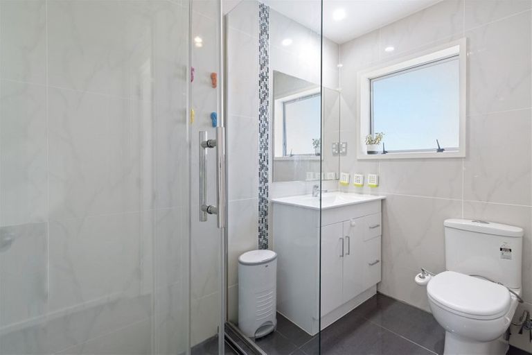 Photo of property in 1/10 May Avenue, Te Atatu South, Auckland, 0610