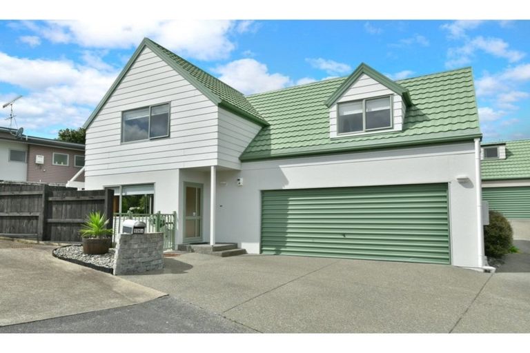 Photo of property in 1/126 Brian Crescent, Stanmore Bay, Whangaparaoa, 0932