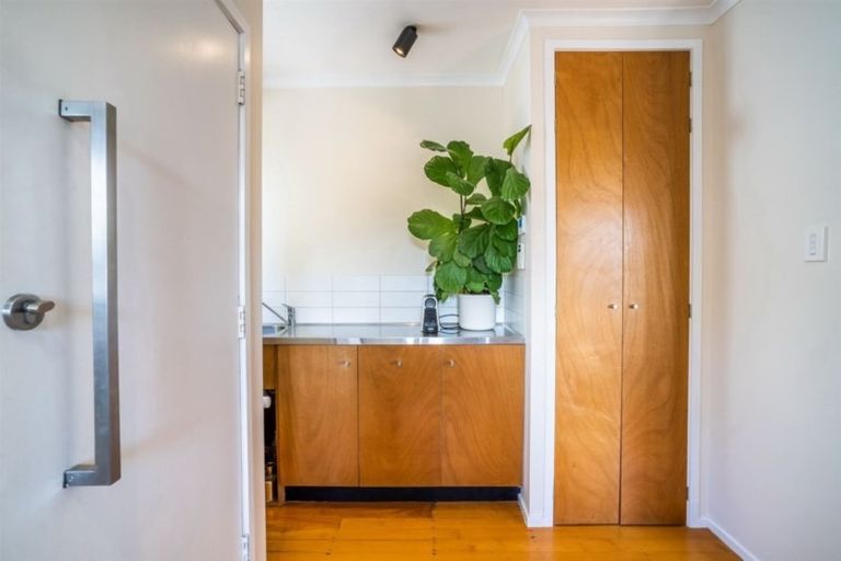 Photo of property in 1/54 Pupuke Road, Hillcrest, Auckland, 0627