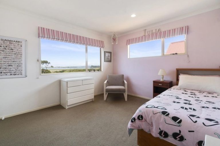 Photo of property in 14 Longbush Road, Te Atatu Peninsula, Auckland, 0610
