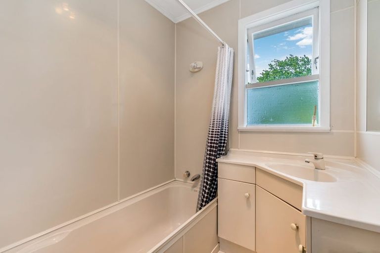 Photo of property in 12 Finlow Drive, Te Atatu South, Auckland, 0610