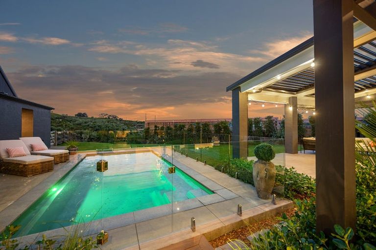 Photo of property in 9 Ridgelea Road, Long Bay, 0792