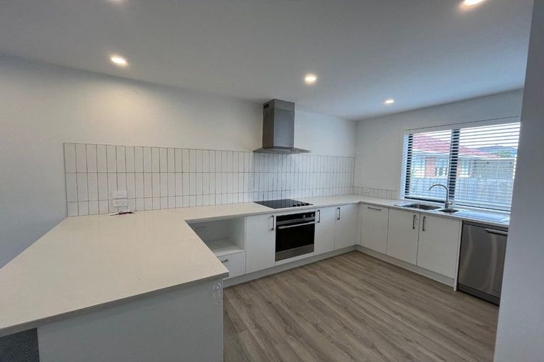 Photo of property in 4/504 Don Buck Road, Massey, Auckland, 0614