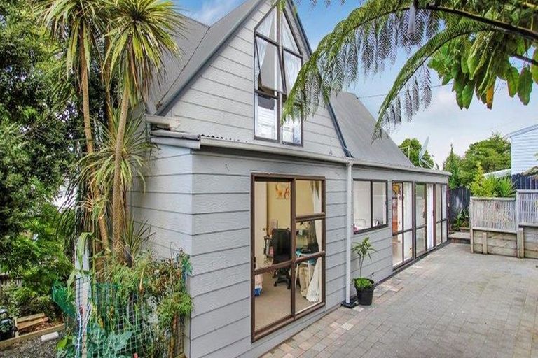 Photo of property in 16 Sylvan Crescent, Te Atatu South, Auckland, 0610
