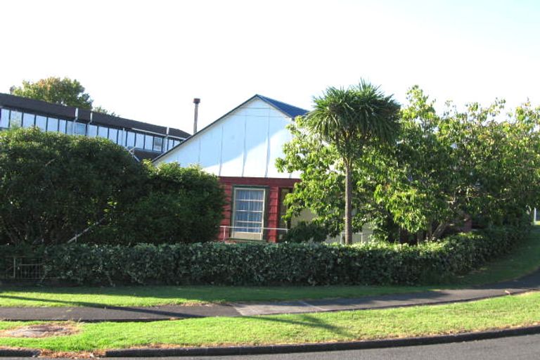Photo of property in 16 Craigbank Avenue, New Lynn, Auckland, 0600