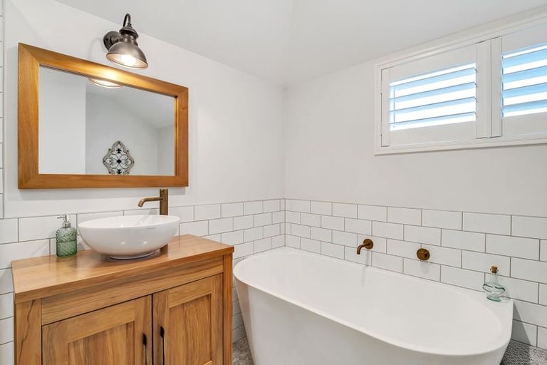 Photo of property in 3 San Ambrosio Rise, Henderson, Auckland, 0612
