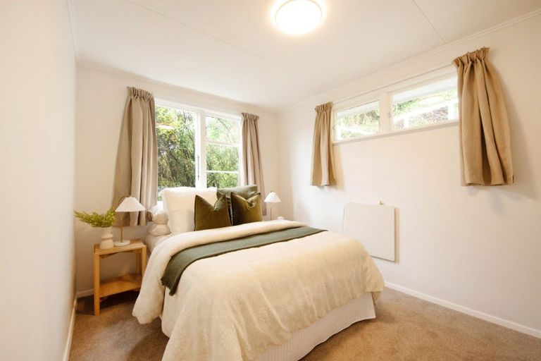 Photo of property in 135 Ruskin Road, Newlands, Wellington, 6037