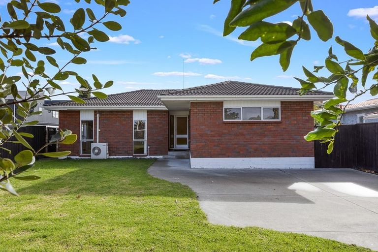 Photo of property in 15 Taikata Road, Te Atatu Peninsula, Auckland, 0610