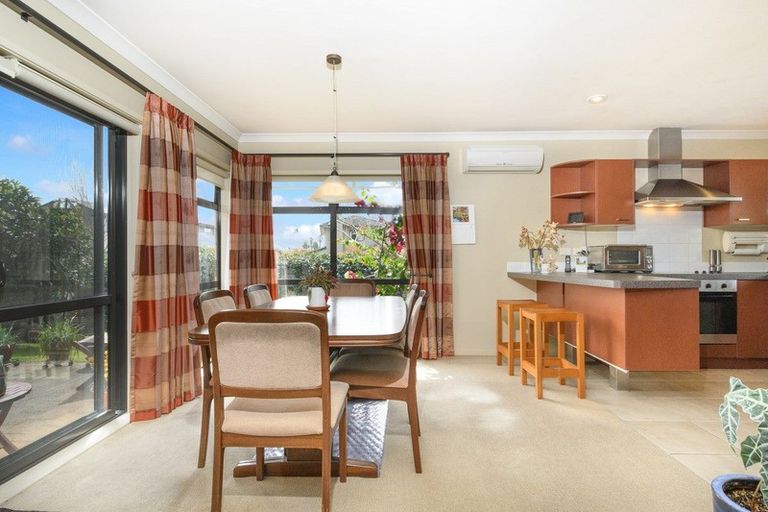 Photo of property in 5 Fairford Avenue, Henderson, Auckland, 0612