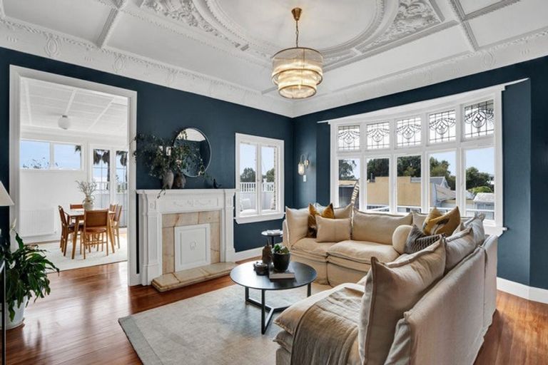 Photo of property in 10 Mangorei Road, Strandon, New Plymouth, 4312