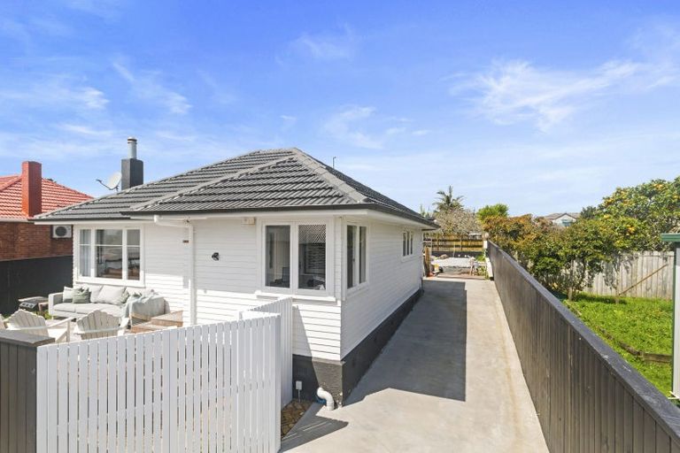 Photo of property in 3b Paton Avenue, Te Atatu South, Auckland, 0610