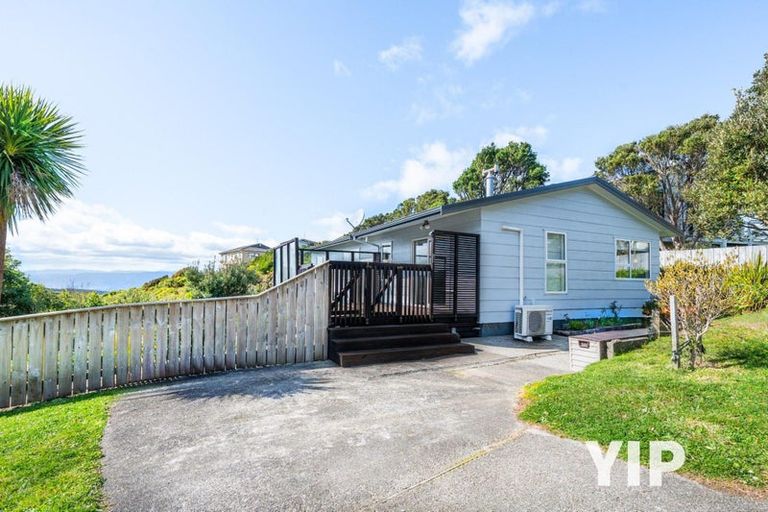 Photo of property in 4 Fernhaven Grove, Newlands, Wellington, 6037