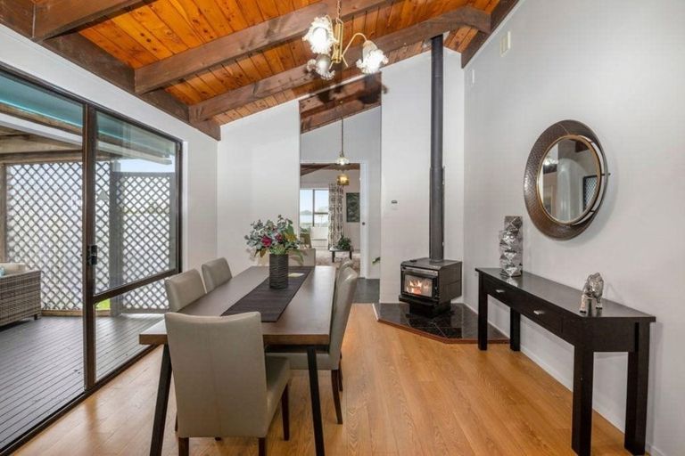 Photo of property in 9 Moxham Grove, Massey, Auckland, 0614