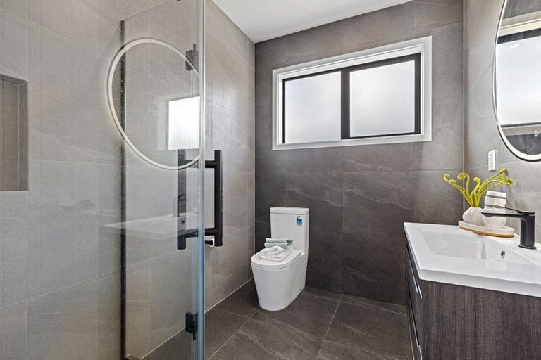 Photo of property in 18 Madden Avenue, Kumeu, 0810